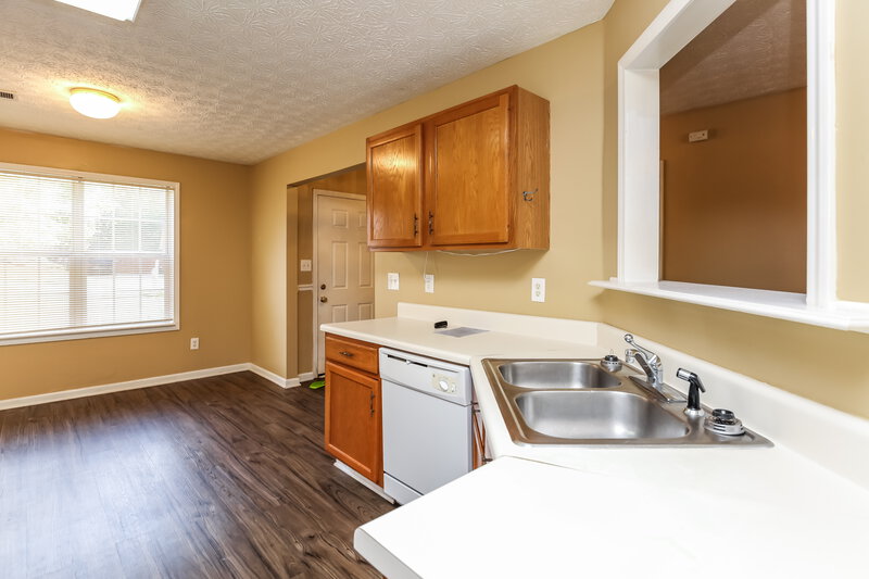 2,000/Mo, 4620 Fox Forrest Dr Flowery Branch, GA 30542 Kitchen View 2