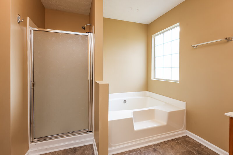 2,000/Mo, 4620 Fox Forrest Dr Flowery Branch, GA 30542 Main Bathroom View