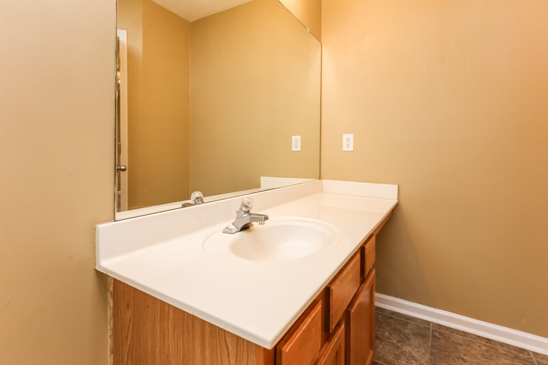 2,000/Mo, 4620 Fox Forrest Dr Flowery Branch, GA 30542 Main Bathroom View 2