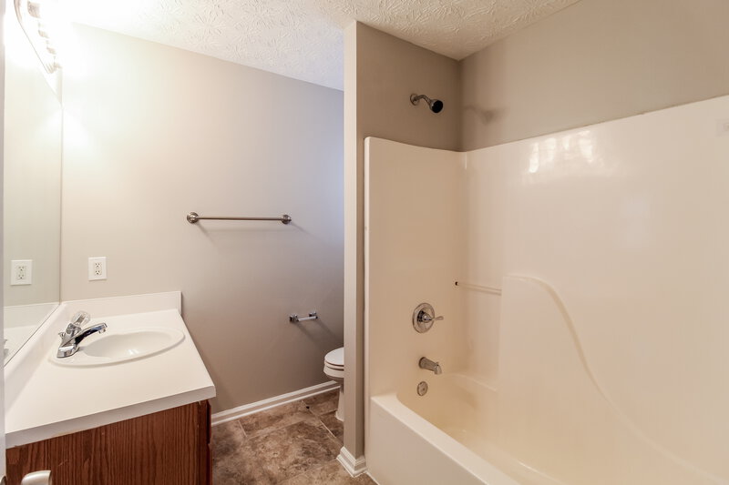 1,810/Mo, 105 Cypress Dr Covington, GA 30016 Main Bathroom View