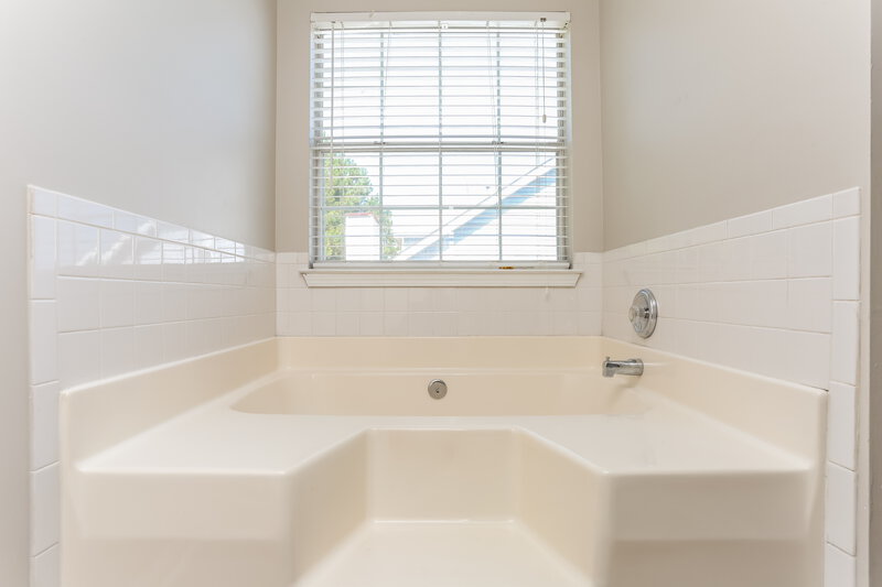 2,390/Mo, 3317 Royal Springs Ct Decatur, GA 30034 Main Bathroom View 2