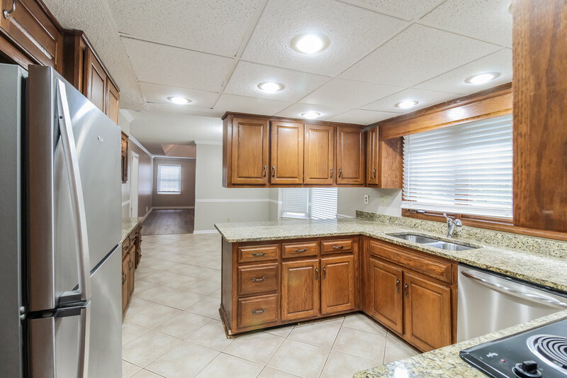 2,050/Mo, 4695 Matthews Park Dr SW Snellville, GA 30039 Kitchen View