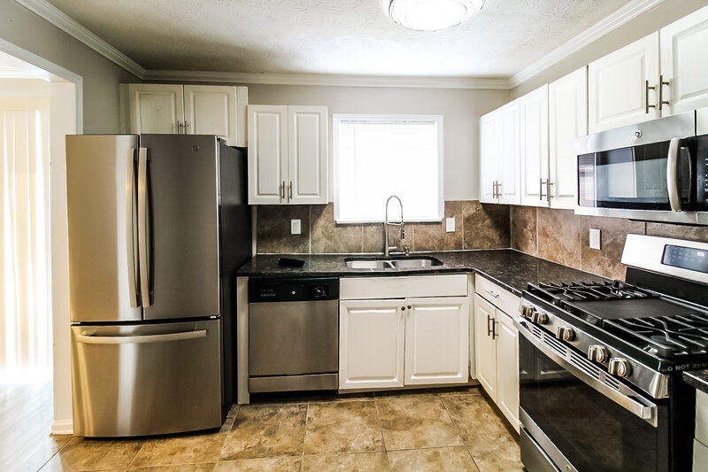 1,700/Mo, 5861 Bobbin Ln Lithonia, GA 30058 Kitchen View 2