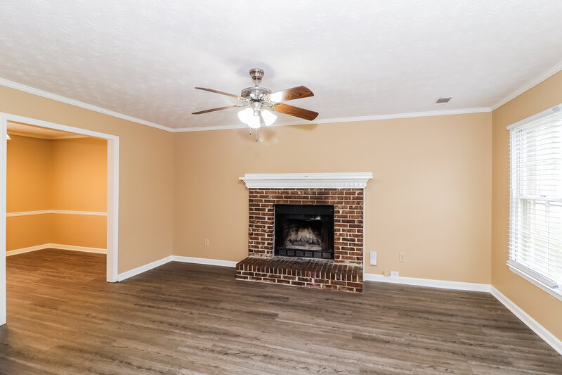 2,100/Mo, 1551 Willow Creek Ct SW Snellville, GA 30078 Living Room View 2