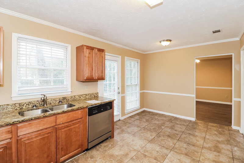 2,100/Mo, 1551 Willow Creek Ct SW Snellville, GA 30078 Kitchen View