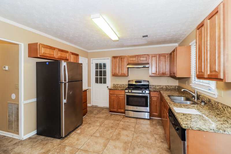 2,100/Mo, 1551 Willow Creek Ct SW Snellville, GA 30078 Kitchen View 2