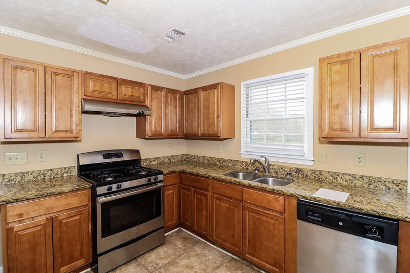 2,100/Mo, 1551 Willow Creek Ct SW Snellville, GA 30078 Kitchen View 3