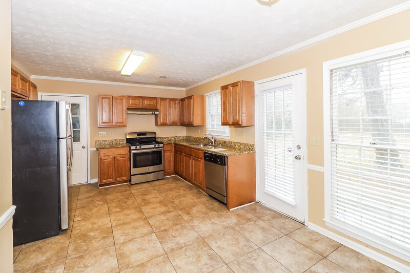 2,100/Mo, 1551 Willow Creek Ct SW Snellville, GA 30078 Kitchen View 4
