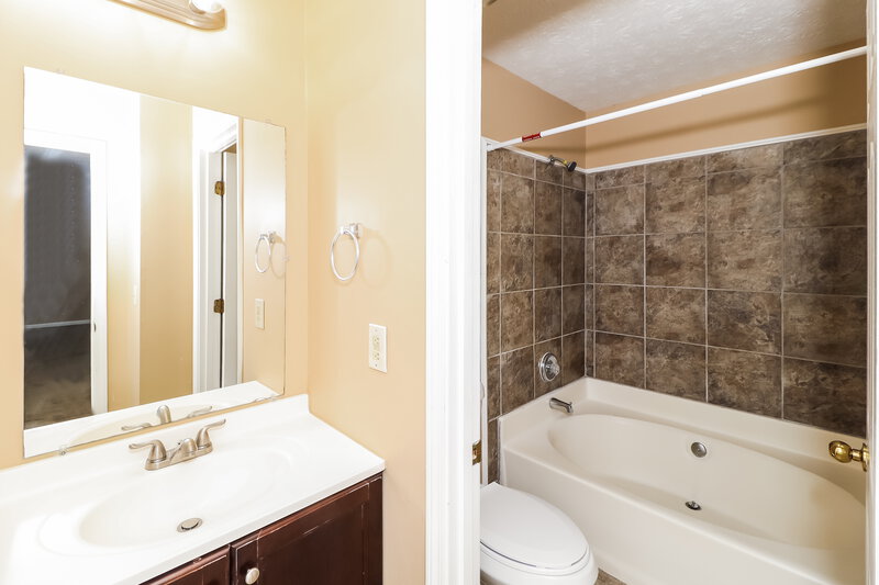 2,100/Mo, 1551 Willow Creek Ct SW Snellville, GA 30078 Main Bathroom View