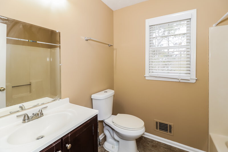 2,100/Mo, 1551 Willow Creek Ct SW Snellville, GA 30078 Bathroom View 2