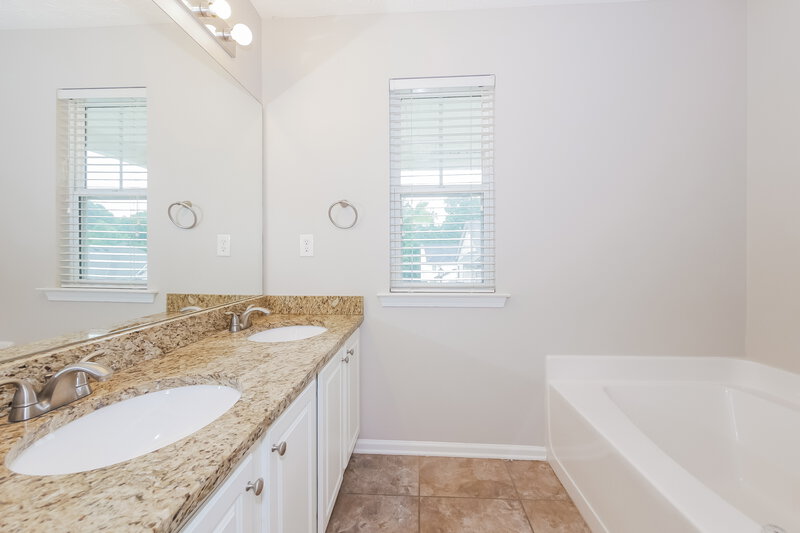 2,055/Mo, 4755 Highpoint Way Atlanta, GA 30349 Main Bathroom View