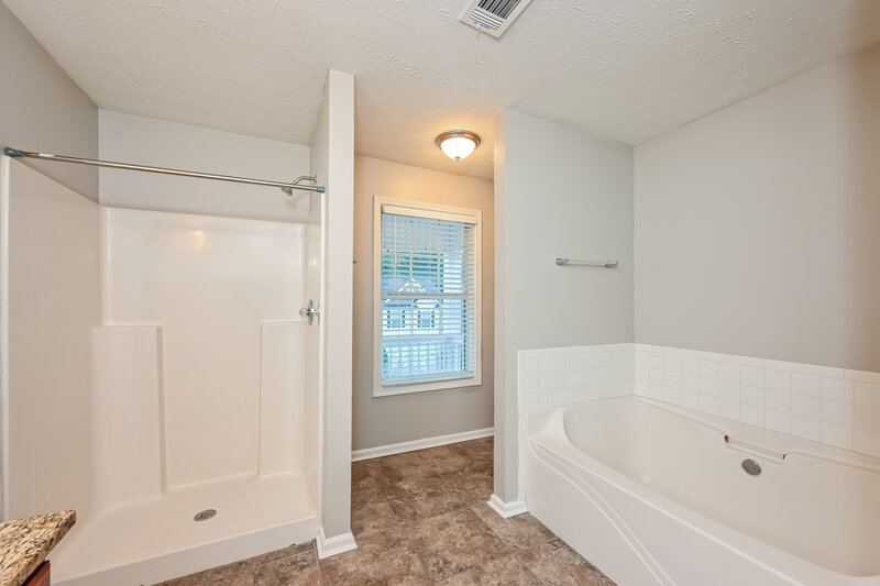2,175/Mo, 581 Shadow Valley Ct Lithonia, GA 30058 Main Bathroom View 2