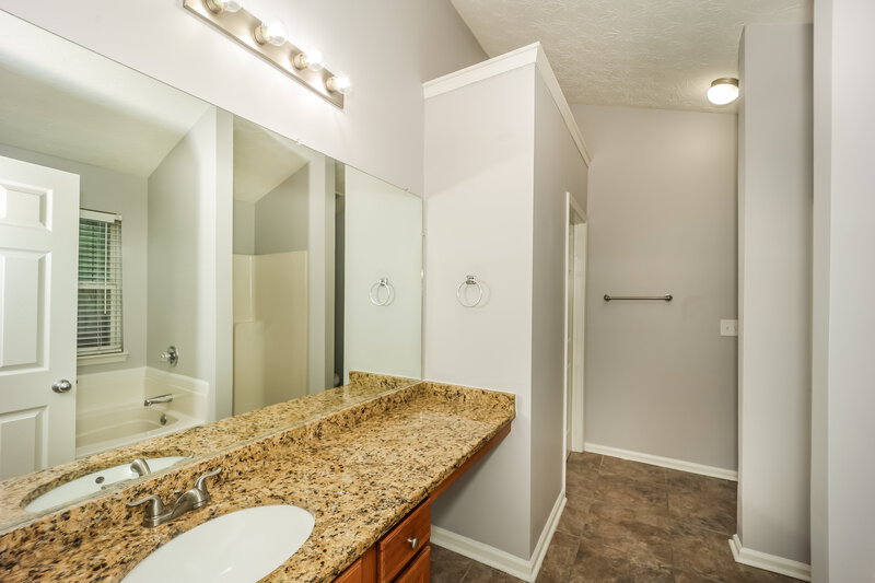 1,700/Mo, 9497 Lakeview Rd Union City, GA 30291 Main Bathroom View