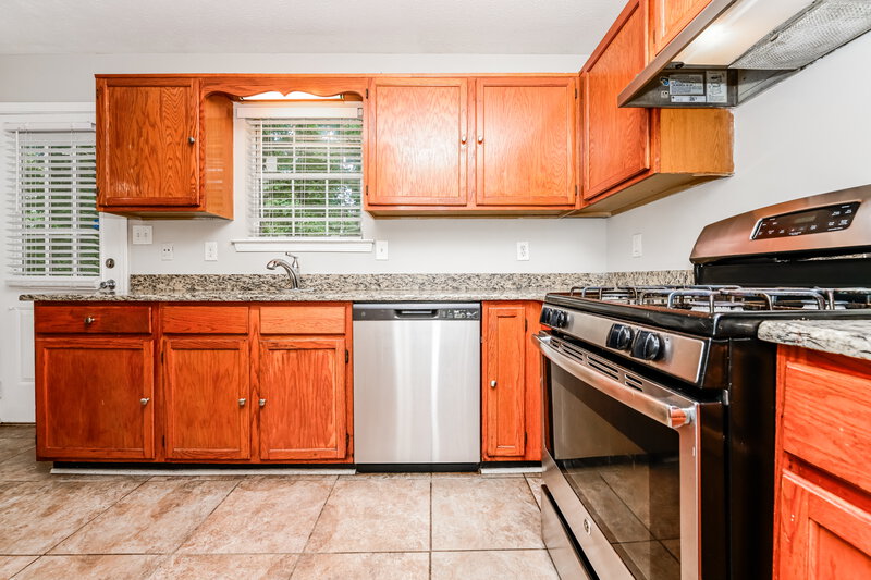2,055/Mo, 2744 Sanibel Ln SE Smyrna, GA 30082 Kitchen View 2