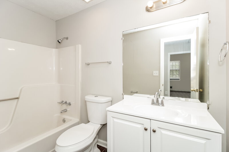 2,370/Mo, 6511 Meadow Lark Dr Riverdale, GA 30296 Bathroom View