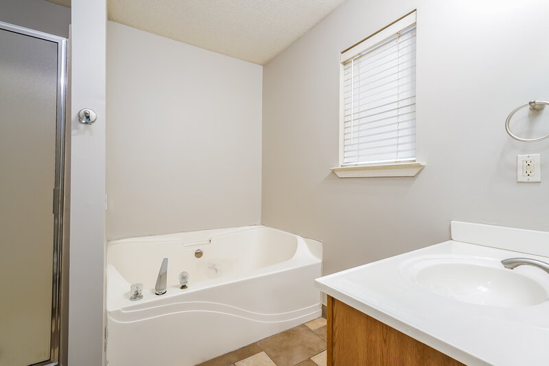 2,340/Mo, 576 Woodbridge Dr Dallas, GA 30157 Main Bathroom View