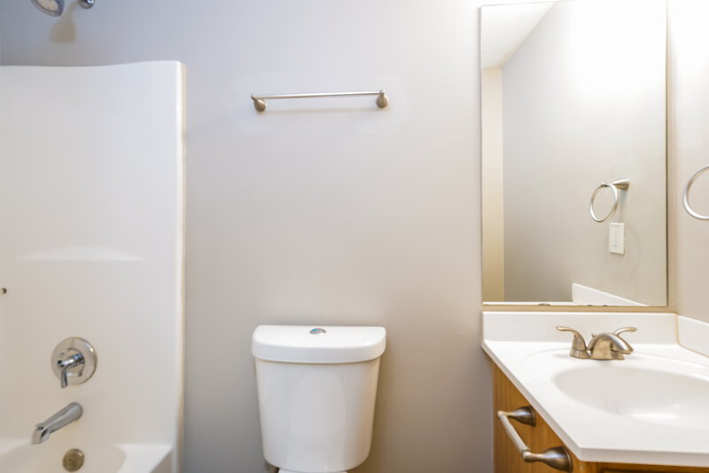 2,340/Mo, 576 Woodbridge Dr Dallas, GA 30157 Bathroom View