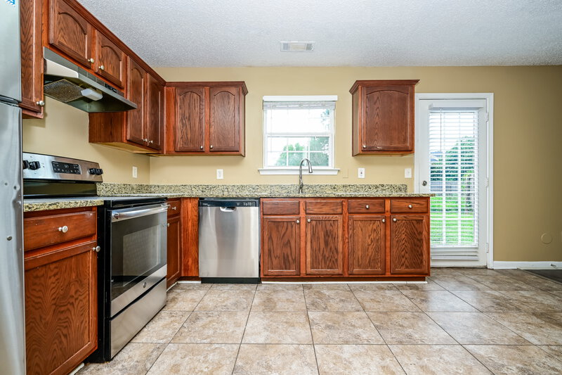 2,640/Mo, 1876 Simmons Ln Hampton, GA 30228 Kitchen View 2