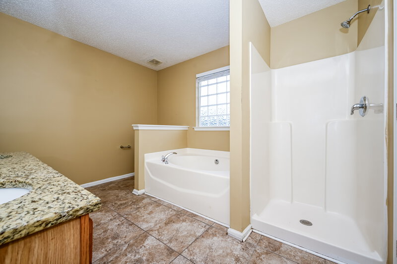 2,640/Mo, 1876 Simmons Ln Hampton, GA 30228 Main Bathroom View