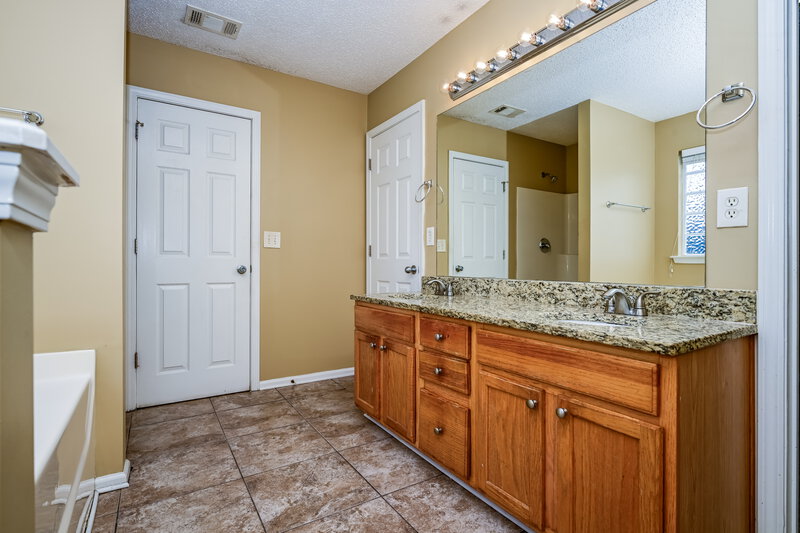 2,640/Mo, 1876 Simmons Ln Hampton, GA 30228 Main Bathroom View 2
