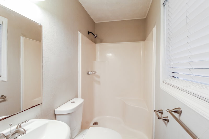 1,790/Mo, 2794 Sardis Dr NE Buford, GA 30519 Main Bathroom View