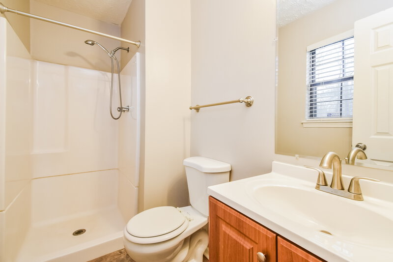 2,250/Mo, 4619 Choctaw Dr Douglasville, GA 30135 Bathroom View
