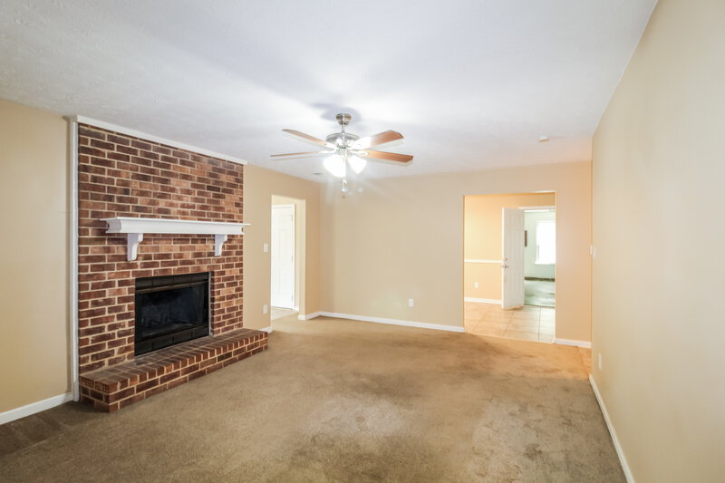 1,580/Mo, 35 Oakview Dr Covington, GA 30016 Living Room View 5