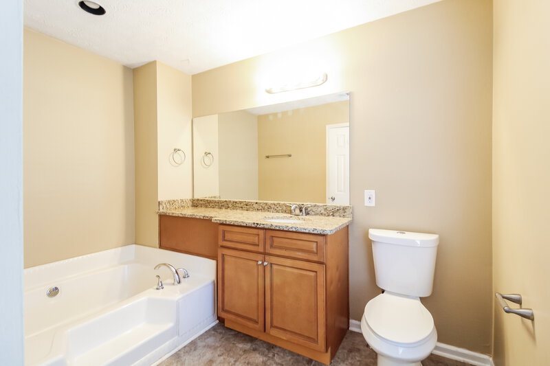 1,580/Mo, 35 Oakview Dr Covington, GA 30016 Main Bathroom View