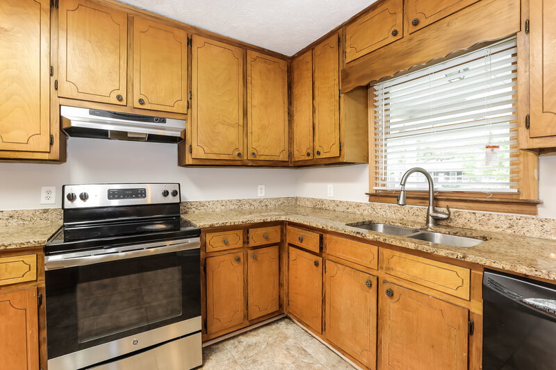 1,945/Mo, 3568 Fernbrook Dr SW Snellville, GA 30039 Kitchen View 3