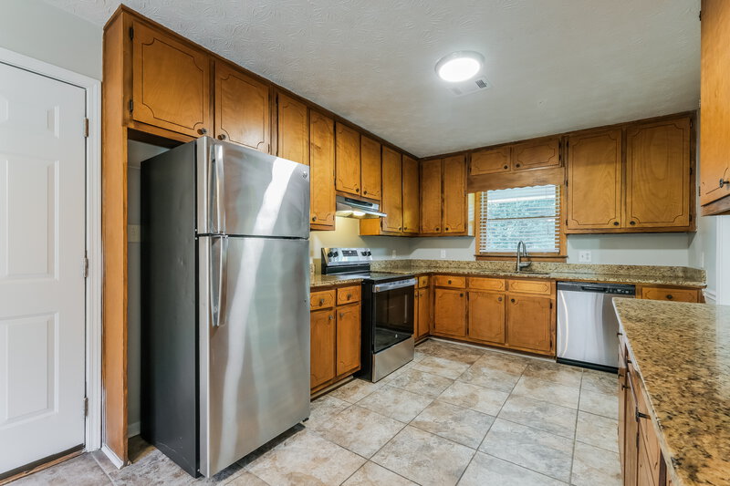 1,870/Mo, 3568 Fernbrook Dr SW Snellville, GA 30039 Kitchen View 2