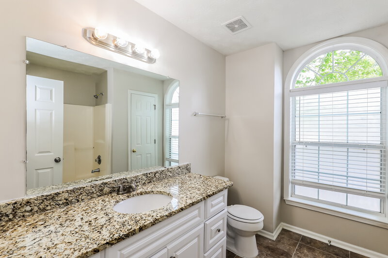 2,640/Mo, 4080 Robin Circle Union CIty, GA 30349 Main Bathroom View