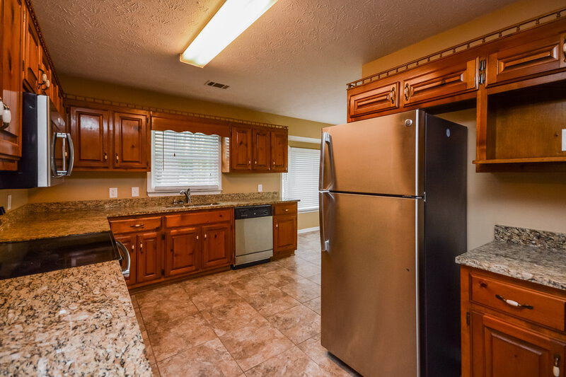 2,075/Mo, 75 Beaver Dam Ct Covington, GA 30016 Kitchen View
