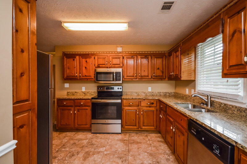 2,075/Mo, 75 Beaver Dam Ct Covington, GA 30016 Kitchen View 2