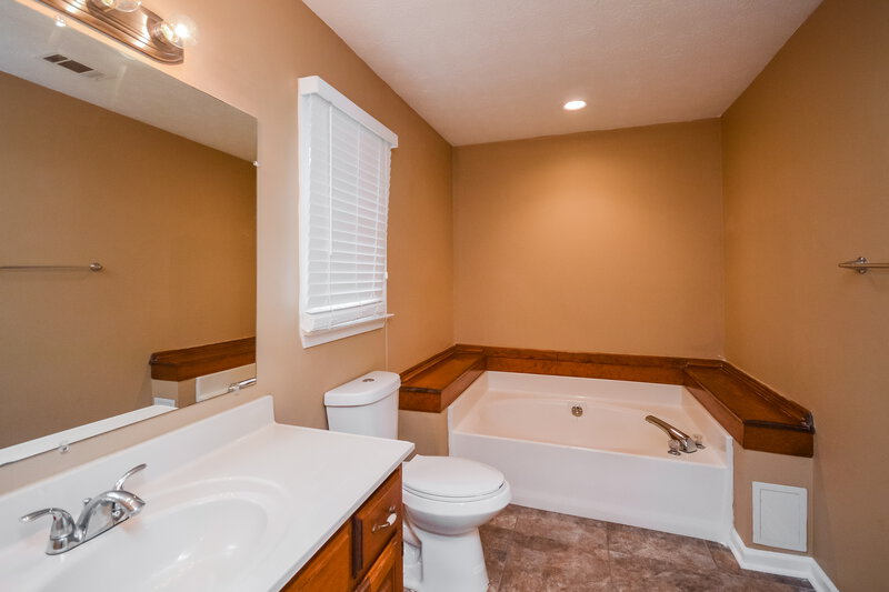 2,075/Mo, 75 Beaver Dam Ct Covington, GA 30016 Main Bathroom View