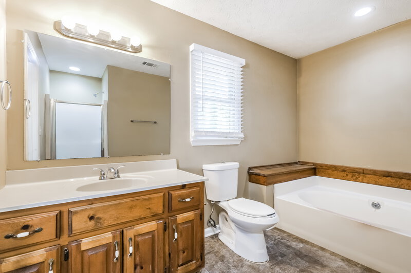 1,835/Mo, 75 Beaver Dam Ct Covington, GA 30016 Main Bathroom View