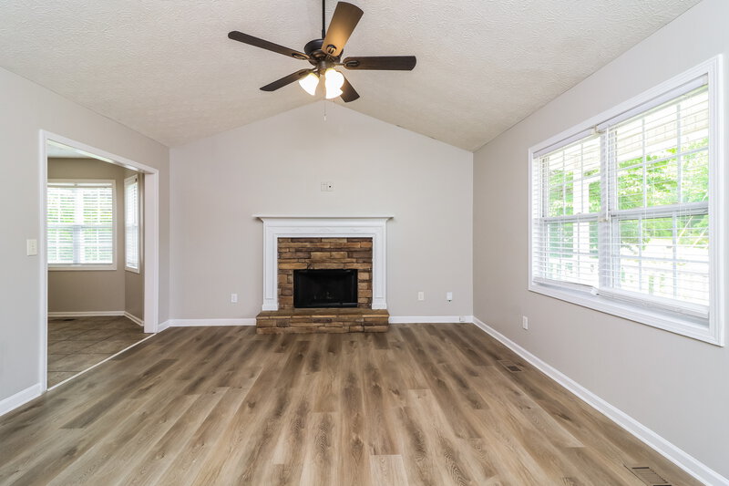 1,660/Mo, 90 Spring Leaf Dr Dallas, GA 30157 Living Room View