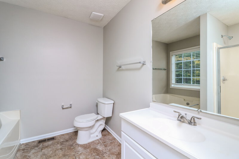 1,660/Mo, 90 Spring Leaf Dr Dallas, GA 30157 Main Bathroom View