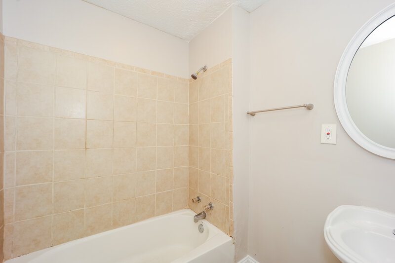2,290/Mo, 8203 Sussex Dr Jonesboro, GA 30238 Main Bathroom View