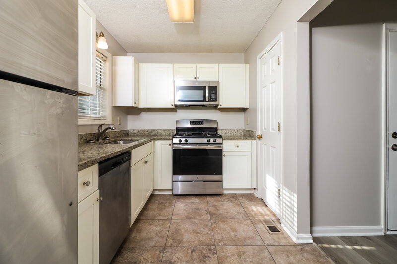 1,660/Mo, 200 Campbell Dr Dallas, GA 30132 Kitchen View