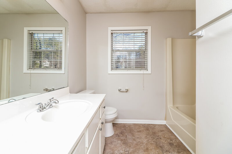 1,660/Mo, 200 Campbell Dr Dallas, GA 30132 Main Bathroom View