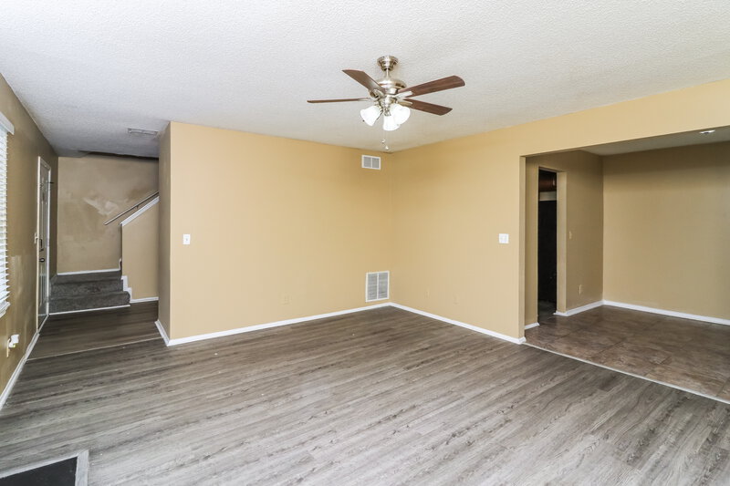 1,490/Mo, 5438 Farmview Close Stone Mountain, GA 30088 Living Room View 2