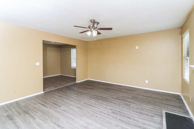 1,490/Mo, 5438 Farmview Close Stone Mountain, GA 30088 Living Room View 3