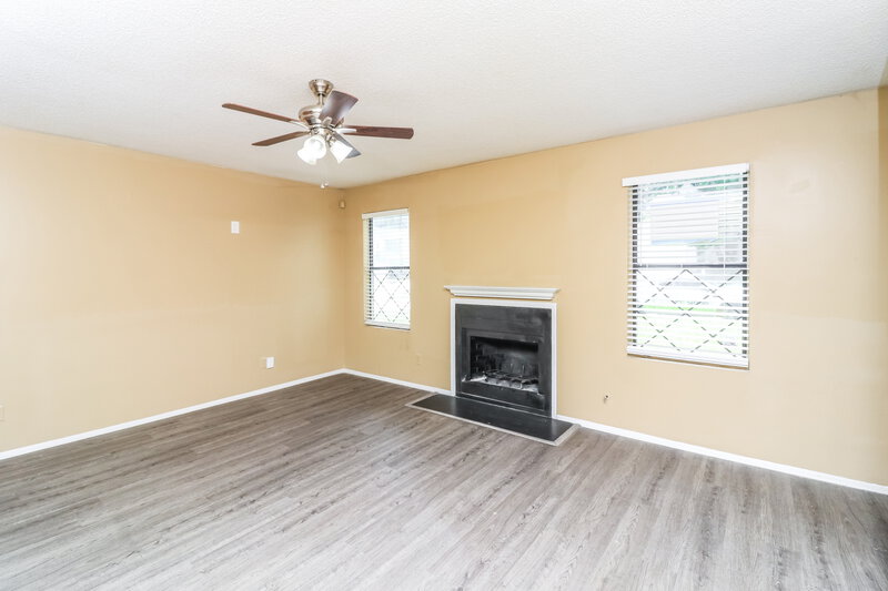 1,490/Mo, 5438 Farmview Close Stone Mountain, GA 30088 Living Room View 4