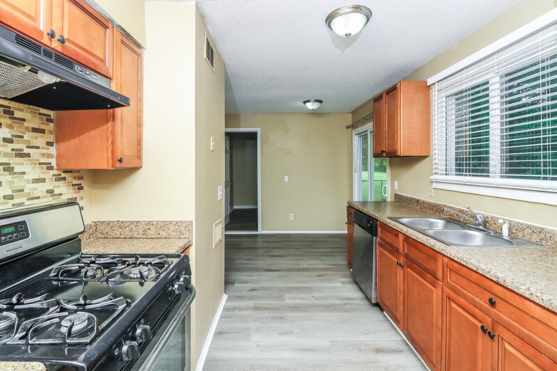 1,490/Mo, 5438 Farmview Close Stone Mountain, GA 30088 Kitchen View 2