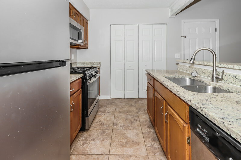 1,590/Mo, 192 Chase Woods Circle Jonesboro, GA 30236 Kitchen View 2