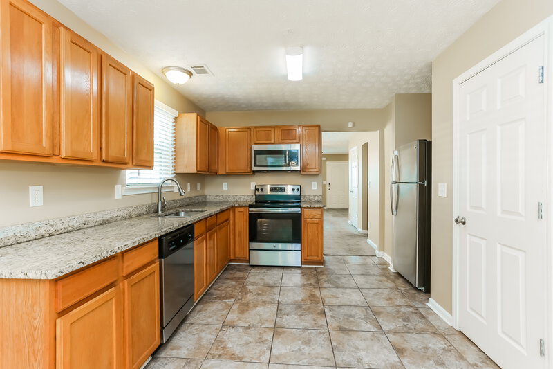 1,640/Mo, 430 Victoria Blvd Oxford, GA 30054 Kitchen View 2