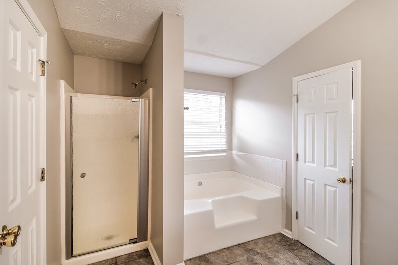 1,835/Mo, 5550 Wellborn Creek Dr Lithonia, GA 30058 Main Bathroom View