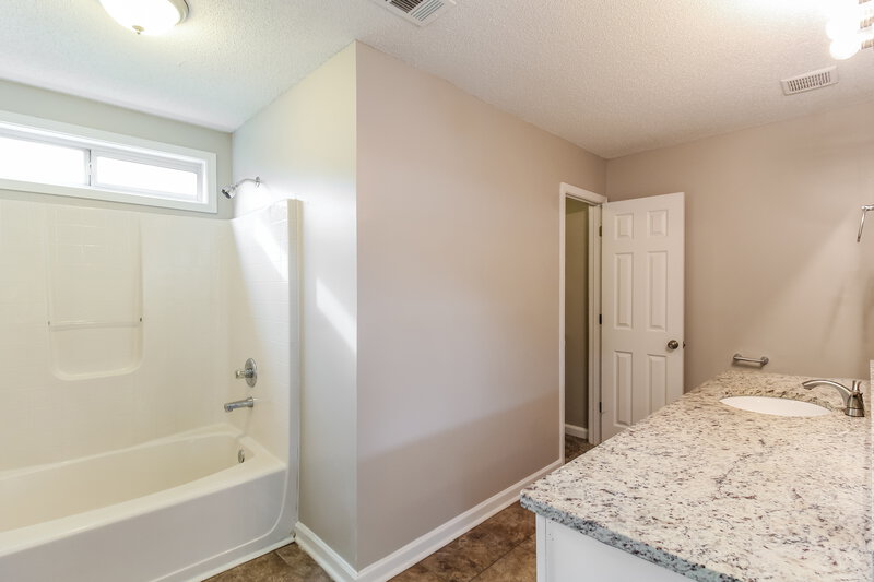 1,920/Mo, 7152 Ravenwood Ln Lithonia, GA 30038 Main Bathroom View