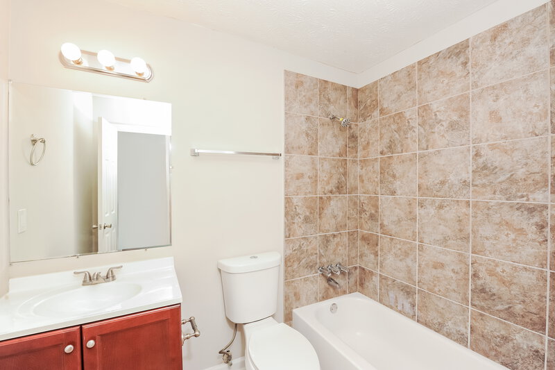 1,815/Mo, 2882 Parkwood Rd Snellville, GA 30039 Main Bathroom View