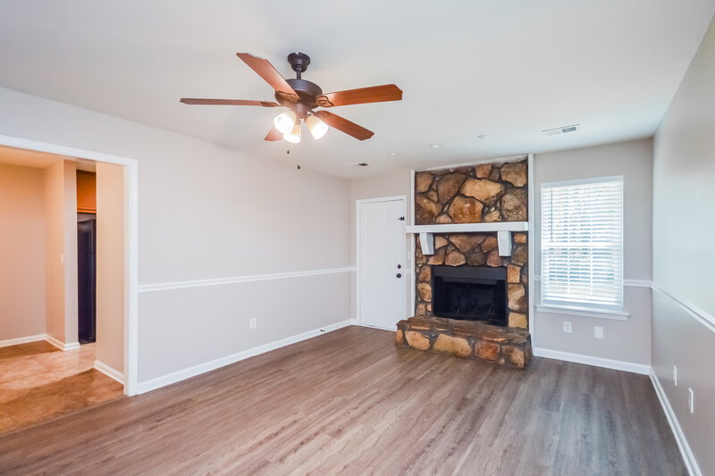 2,270/Mo, 400 Willow Ln McDonough, GA 30253 Living Room View 2